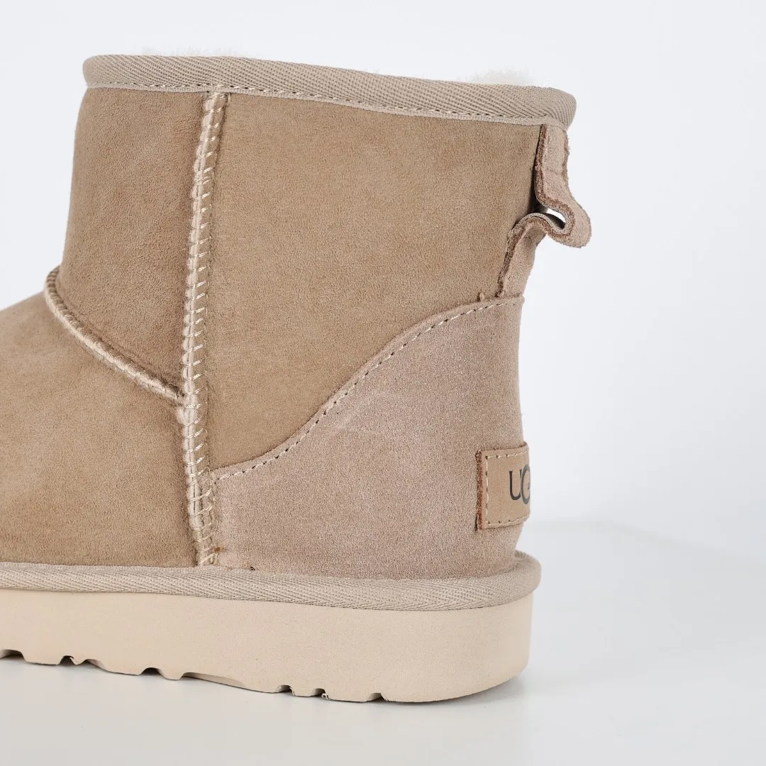Pick up locally 💰540 Core recommendation Good price Cashmere insoles are a very suitable choice for keeping warm in winter and at home. In the new year, uug launched a series of styles, which are partial to the preferences of young consumers and have also moved to the forefront of fashion trends. Shoe body material Water-repellent coated suede upper 17mm UGGPURE™ implanted wool insole Lightweight non-slip comfortable rubber outsole With brand LOGO Trademark Comes with a full set of packaging Size: 35 36 37 38 39 40 41 42 43 44